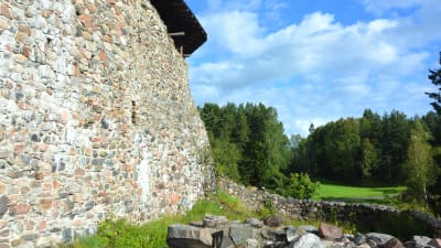 Muren till Raseborgs slottsruiner.
