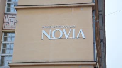 Yrkeshögskolan Novias emblem på väggen.