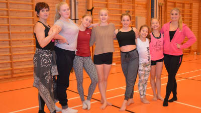 Dansare i Ingåklubben Energy Dance Center poserar tillsammans i en gymnastiksal.
