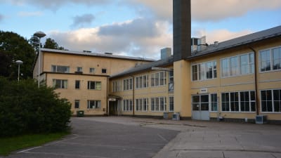 En gul byggnad i Karis som tidigare var Västra Nylands yrkesskola.