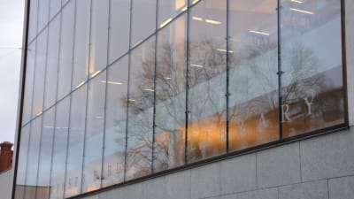åbo stadsbibliotekets fönster utifrån