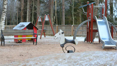 Gård till daghemmet Prästkragen i Prästkulla. På gården finns en gunga, en rutschkana, en lekstuga, en bänk och en leksakshäst som man kan gunga på.