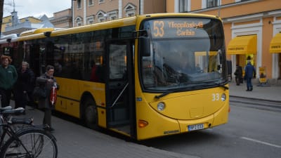 studentbussen 53 i åbo står vid en parkeringsplats i åbo centrum.