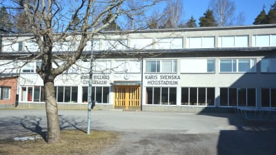 Fasad och ingång till Karis svenska högstadium och Karis-Billnäs gymnasium.