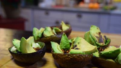 Grillad avokado med tapiokapärlor, havre fraiche och dill