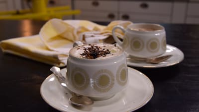 Två koppar med Svartvinbärskaffe med vin och choklad i ett kök