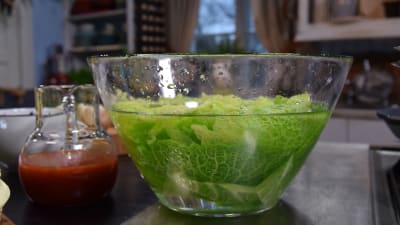Kålblad i vatten i en skål