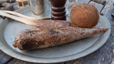 Cassava på en bricka i ett kök