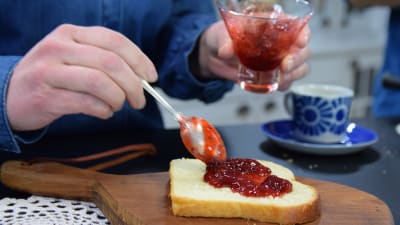 Skiva av brioche på en skärbräda