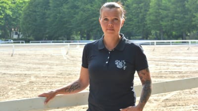 Styrelseordförande för Sea Horse Week Annika Koli vid ridplanen.