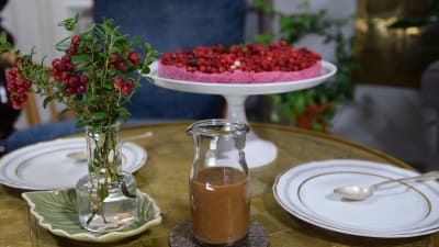 Lingonkaka med kokos på ett bord