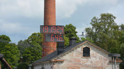 Den digitala klockan i Billnäs bruk visar hur länge byggandet legat nere.