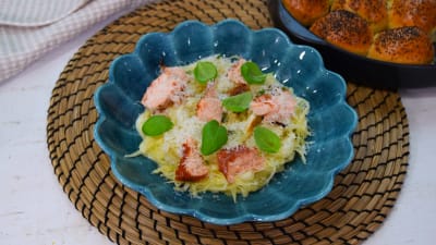 En portion med vitkålspasta i sandefjordssås 