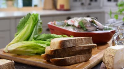 Ingredienser till Club sandwich i ett kök.