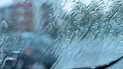 Regnvatten på en bils vindruta.