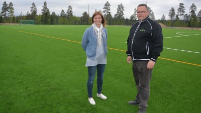 Maria Pedersen och Jyrki Määttä på konstgräsplanen i Ingå.