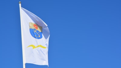 En flagga med Ingås kommunvapen vajar i vinden.
