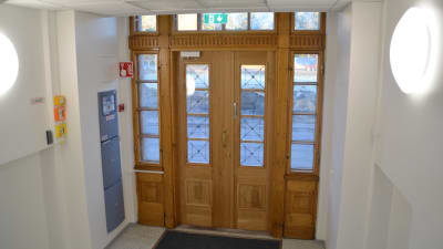 Ytterdörren till Raseborgs stadshus.