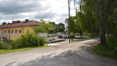 Vid Kyrkfjärdens skola i Ingå borde trafiken göras säkrare.
