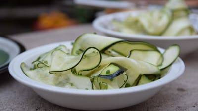Snabbmarinerad zucchini sallad i en skål.