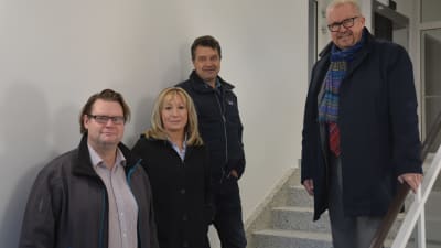 Jan Gröndahl, Anna Friberg, Kjell Holmqvist, Ragnar Lundqvist står i trapphuset.