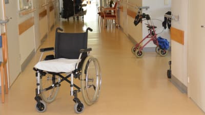 En rullstol i korridoren i en bäddavdelning.