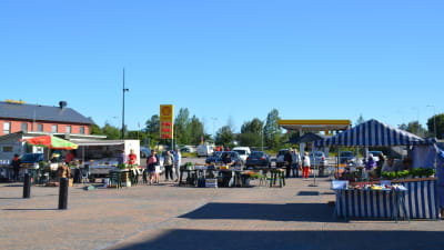 Ett tiotal torgförsäljare på Hangö torg 19.7.2016.