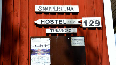 Skyltar utanpå föreningshuset Tunaborg i Snappertuna.