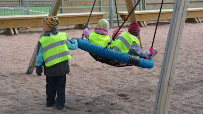Barn leker i gunga invid Merituulen koulu i Ingå.