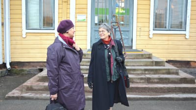 Ira Donner och Elsa Fromond väntar på tåget i Karis.