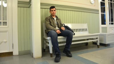 Yusuf Aldali väntar på tåget i Karis.