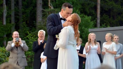 Kapten von Trapp (Leif Wadenström) Maria (Sarah Nedergård) kysser varandra.