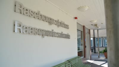 En bild på ingången till Raseborgs sjukhus i Ekenäs. På bilden syns silvriga bokstäver där det står raseborgs sjukhus. 