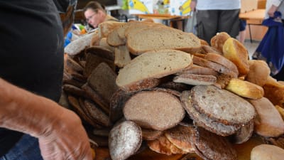 En hög med bröd som delas ut till behövande.