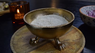 Teffmjöl i en skål på ett bord