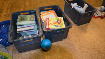 Då det inte finns pulpeter förvaras skolböckerna i stora lådor på scenkanten.