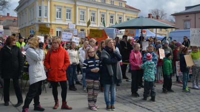 Demonstration för barnens väl i Raseborg.