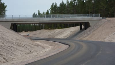 En nybyggd järnvägsbro med underfart för bilar under i Mjölbolsta.