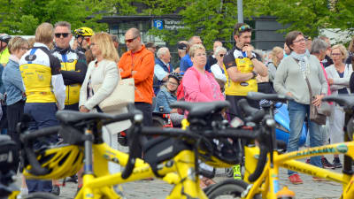 Cyklister från Team Rynkeby, god morgon Vaasa på torget i Vasa innan avfärd mot Paris.