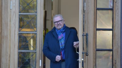Stadsdirektör Ragnar Lundqvist vid ytterdörren till nya stadshuset.