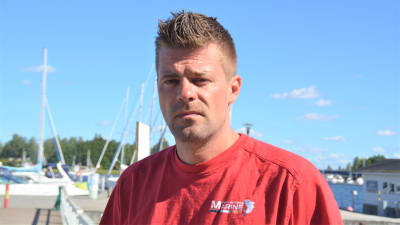 Man i en hamn