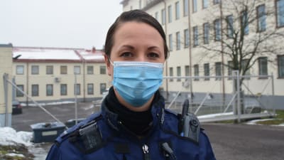 Kvinnlig polis med munskydd