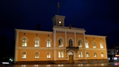 rådhuset i lovisa i kvällsbelysning