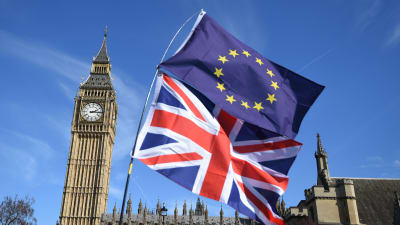 Europeiska och brittiska flaggan med Big Ben i bakgrunden