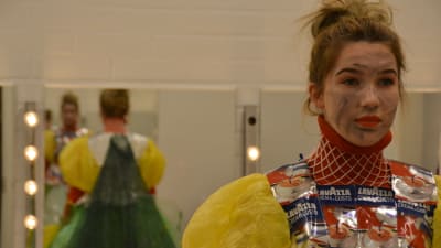 Sofia Liukko klädd i en kostym av återanvänt material.