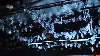 Plastförpackningar i taket på scenen i Tryckeriteatern i Karis.