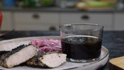 Grillolja med sotad purjolök i ett glas