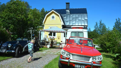Två gamla bilar framför Café Classic Garage i Snappertuna.