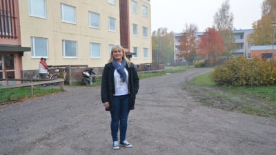 Petra Lindström, vd för Hangö Hyreshus Ab, utanför ett av hyreshusen på Halmstadsgatan.