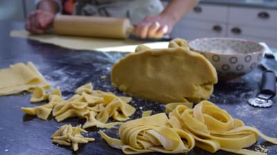 Olika pasta former på ett bord